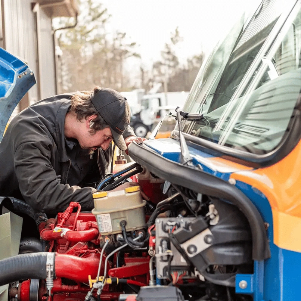 Expert Emergency Roadside Assistance Services Technicians Truck Repair 24hr Memphis